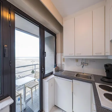 Retreat With Sunny Terrace, Cleaning Included Apartamento