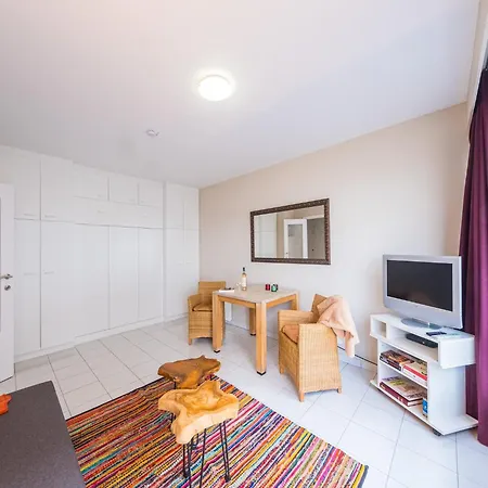 Retreat With Sunny Terrace, Cleaning Included Apartamento *