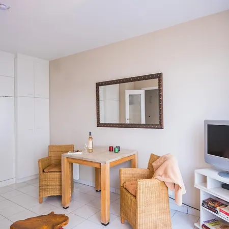 Retreat With Sunny Terrace, Cleaning Included Apartamento *
